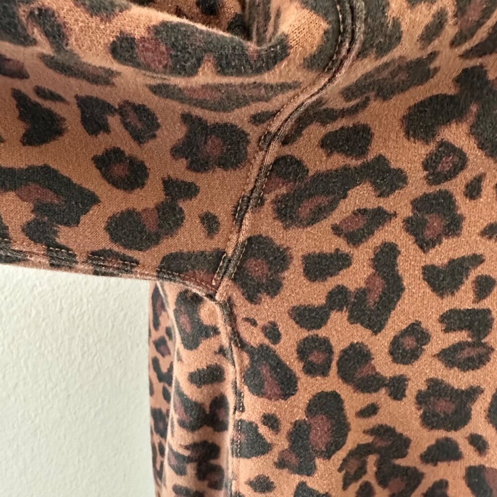 Abercrombie & Fitch Leopard Print Crewneck Sweatshirt Brown & Black Casual Sz XS - Picture 5 of 13